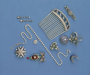 Selección de joyería de diamantes: peine para el cabello; collar graduado de collet; broche de media luna con zafiro; colgante de carbunclo esmaltado; reloj de bolsillo; broche de estrella