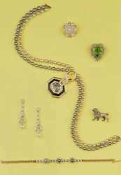 Selección de joyería: collar de perlas cultivadas estilo Art Deco con zafiros amarillos y azules; pendientes colgantes de diamantes y perlas; broche de estrella con ópalo y diamantes rosa; broche de caniche con diamantes rosa