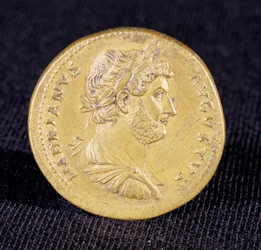 Sestercio de Adriano de Newcastle Upon Tyne, 132 d.C. Muestra el busto de Adriano como comandante victorioso
