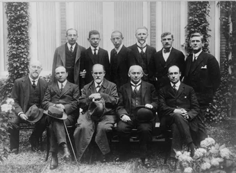 Sigmund Freud con colegas en un congreso psicoanalítico en La Haya, 1920