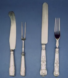 Cuchillo y tenedor de plata, Sheffield, c.1780 y versión posterior 1835, por Atkin y Oxley