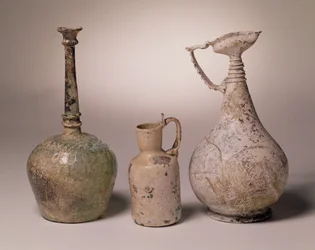 Botella rociadora de vidrio moldeado, siglos X-XI; jarra con asa de cuello de cisne, siglos X-XII; jarro, siglos VI-VIII