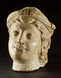 Cabeza de estuco, Gandhara, siglo IV d.C.