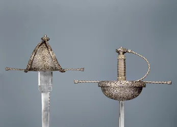 Espadas: estoque con empuñadura de copa de acero cincelado; daga para zurdos firmada `Antonio Cilenta de Neapoli fecit, ambas del siglo XVII