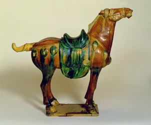 Figura de caballo de cerámica estilo Tang