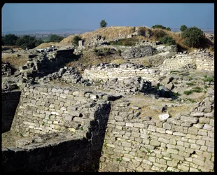 El montículo de Hissarlik, emplazamiento de la antigua ciudad de Troya, 3000-1100 a. C.