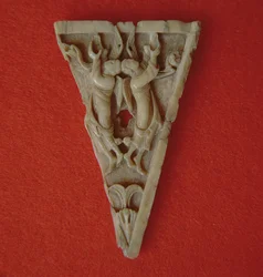 Panel triangular de marfil que representa a dos ángeles, c.1000
