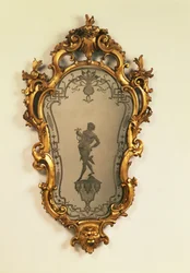Girandola veneciana dorada, placa de cartucho grabada con una figura clásica