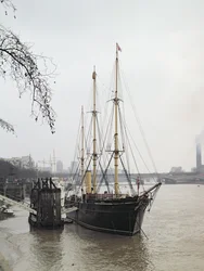 Vista del río Támesis con el RRS Discovery, navegado por Scott a la Antártida en 1901-04
