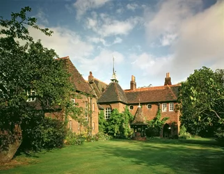 Vista del exterior de The Red House, Bexleyheath, diseñada por William Morris (1834-96) con Philip Webb como arquitecto, completada en 1859