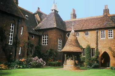 Vista del exterior de The Red House, Bexleyheath, diseñada por William Morris con Philip Webb como arquitecto, completada en 1859