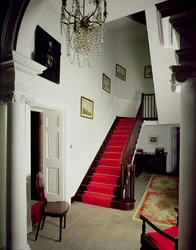 Vista del vestíbulo y la escalera de Belle Isle House, Lago Windermere, construido 1774-c.1781