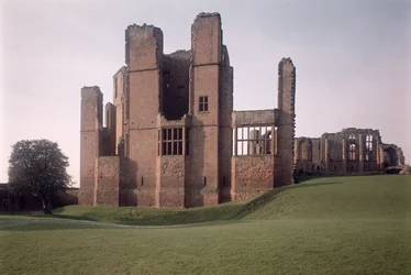 Vista de las murallas exteriores, Castillo de Kenilworth, Warwickshire, construido entre 1203-16
