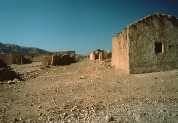Calle del pueblo con casas