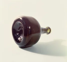 Botella de vino, (de lado para mostrar el fondo elevado), principios del siglo XVIII