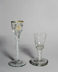 Copa de vino con decoración dorada, cuenco de vidrio de disparo y tallo de torsión opaca, c.1760