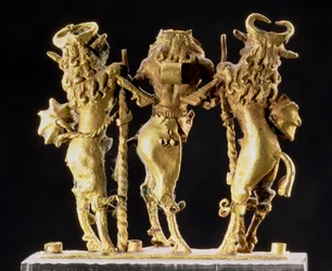 Colgante en forma de tres figuras mitad hombre, mitad toro, mesopotámico, c.2600-2340 a.C.