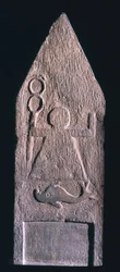 00357 Estela votiva que representa a Tanit, diosa de Cartago, sosteniendo un caduceo con un delfín y una inscripción debajo, fenicia, de Tophet El-Horfa, Argelia, siglo II-I a.C.