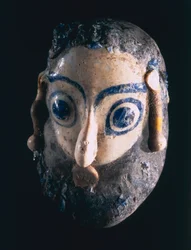 00367 Colgante de cabeza barbuda, de Cartago, Túnez, Fenicio, siglo IV-III a.C.