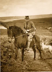 El 10.º duque de Devonshire a caballo en Bolton Moor, finales de la década de 1940