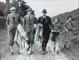 10º Duque con sus cuatro hijos, Billy, Andrew, Anne y Elizabeth en Bolton Abbey, c.1938