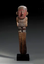 Un marcador figurativo de madera Chimu, c.1100-1400