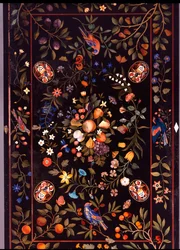 Una mesa de pietra dura florentina incrustada con varios mármoles y lapislázuli centrada por una exhibición de frutas, c.1670