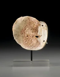 Un pectoral de concha maya con el torso de perfil de un dignatario, c.450-650