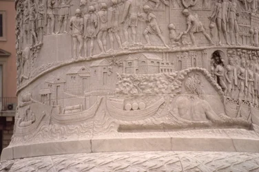 Un puerto romano y la construcción de un campamento romano, de la Columna de Trajano, siglo II d.C. (piedra tallada) (detalle)