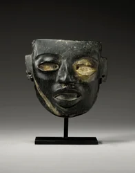 Una máscara de piedra de Teotihuacan, tallada con el rostro juvenil de un dignatario