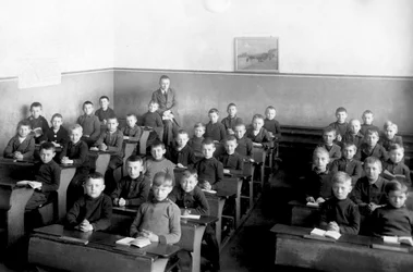 Una clase de chicos, los escolares llevan uniforme.