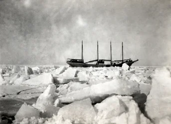Un barco de cuatro esteras navegando entre los icebergs.