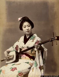 Una geisha tocando el shamisen (foto en color)