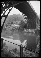 Vista general del Puente de Hierro, Ironbridge, The Gorge, Telford y Wrekin, Reino Unido, c.1955-82 (foto b/n)