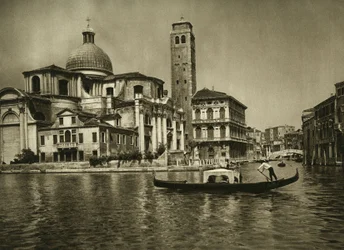 Una góndola en el Gran Canal frente a la Iglesia de San Jeremia en el barrio de Cannaregio. Fotografía de Wilhelm Bode