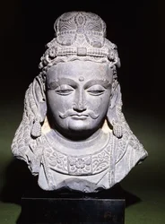 Una gran cabeza de un Bodhisattva con expresión abatida, siglo II-III