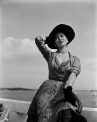 Una modelo con moda de Christian Dior en Venecia, 3 de junio de 1951: guantes y sombrero negros