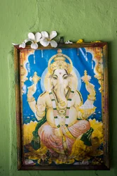 Deidad con cabeza de elefante Ganesh en la pared de un templo, en el pueblo de Kovil, Tirukovil, Sri Lanka. 29 de mayo de 2010