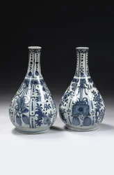 Un par de jarrones de botella chinos azul y blanco 