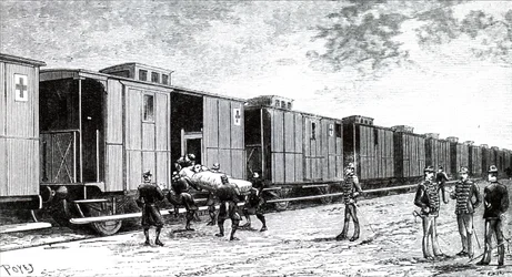 Un caso en camilla siendo subido a bordo de un tren hospital