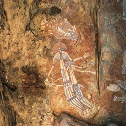Arte rupestre aborigen de mujer mítica y niño en Njambolmi cerca de Nourlangie, Arnhem Land, NT, Australia