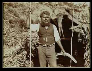 Aborigen con un boomerang, c.1860s (foto sepia)