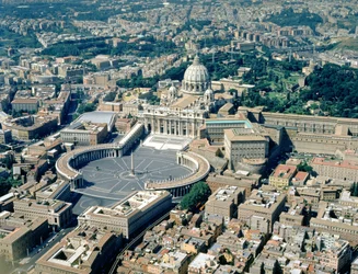 Vista aérea de la basílica de cruz griega, Piazza San Pietro y la Ciudad del Vaticano circundante