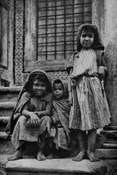 África. Árabes mendigos en la calle fuera de una mezquita en Túnez. 1920