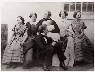 Alexander Parkes, inventor y químico inglés, con su familia, c 1870