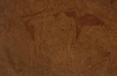Argelia, desierto del Sahara, Parque Nacional Tassili-n-Ajjer, sitio de Sefar, pintura rupestre que representa un toro