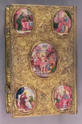 Evangelio del altar de plata elaboradamente trabajado con medallones de esmalte, el central representando la Resurrección, con cuatro medallones en las esquinas representando a los cuatro evangelistas, por Pyotr Afinogenov, Moscú