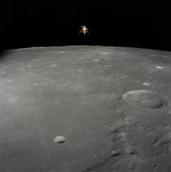 Módulo lunar Intrepid del Apollo 12 aterrizando en la superficie de la Luna en el Océano de las Tormentas