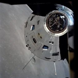 Módulos de Comando/Servicio del Apollo 17 fotografiados desde el módulo lunar en órbita