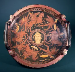 Patera de figuras rojas apulianas con escenas de griegos luchando contra amazonas, griega, hecha en el sur de Italia, siglo IV a.C., atribuida al Pintor de Baltimore